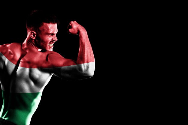 Ungarn-Flagge auf schwarzem Hintergrund des hübschen jungen muskulösen Mannes