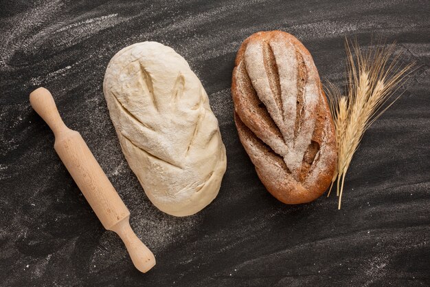 Ungebackenes und gebackenes Brot