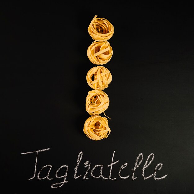 Ungekochte Tagliatelle-Nudeln