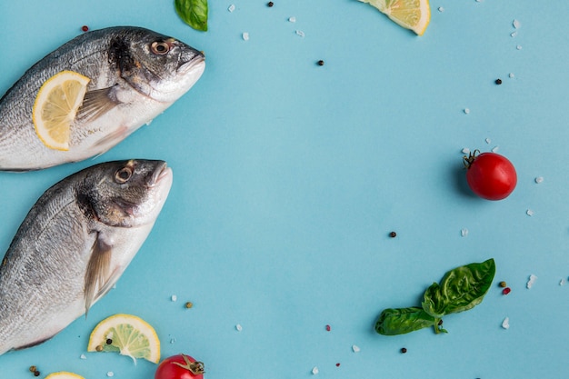 Kostenloses Foto ungekochter fisch und gemüse mit meeresfrüchten