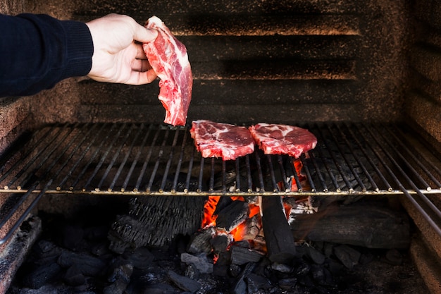 Ungekochtes Rinderfilet backte Blechtafel im Grill