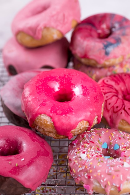 Kostenloses Foto ungesunde süße donuts hautnah