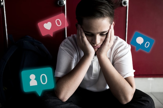 Unglücklicher Teenager mit wenig Social-Media-Engagement
