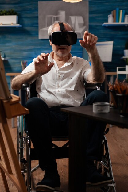 Ungültiger alter Künstler, der eine VR-Brille verwendet, um ein Meisterwerk zu zeichnen