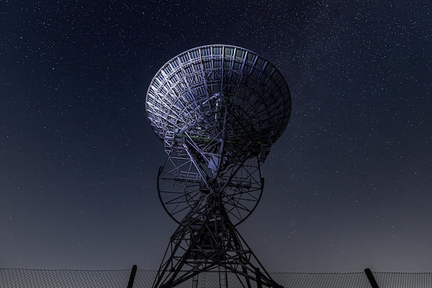 Unheimliche Landschaft eines Radioteleskops in einer sternenklaren Nacht