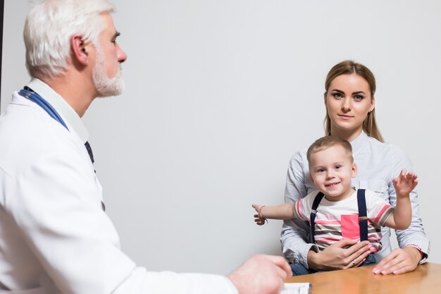 Uniform Emotionen weiß Familie Kind jung