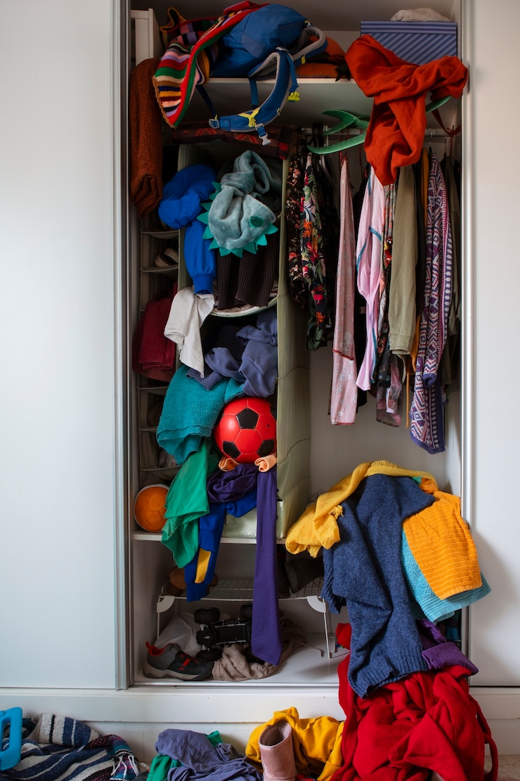 Kostenlose Foto unordentliches interieur voller kleidung