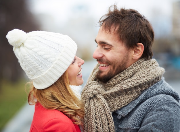 Kostenloses Foto unrasiert mann mit seiner freundin flirten