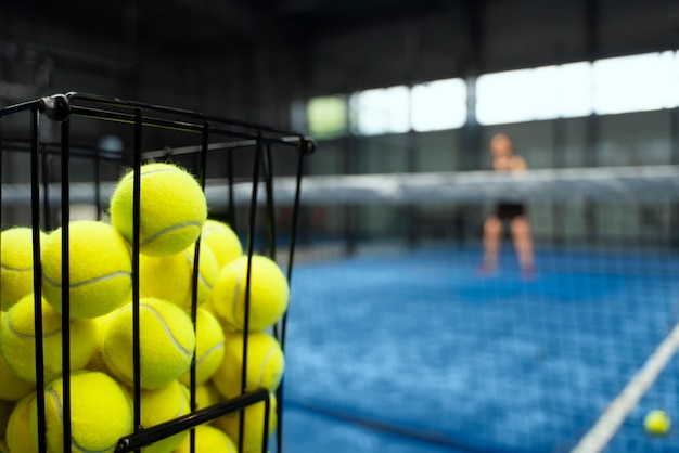 Unscharfe Frau des vollen Schusses, die Paddle-Tennis spielt