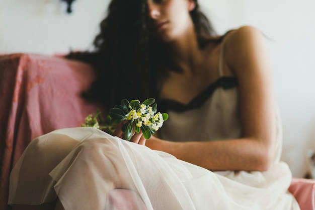 Unscharfe Frau mit hübschen Blumen