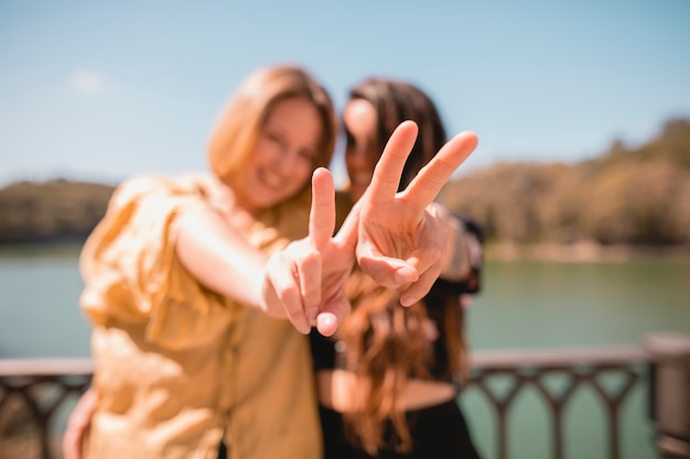 Unscharfe Frauen, die Frieden gestikulieren