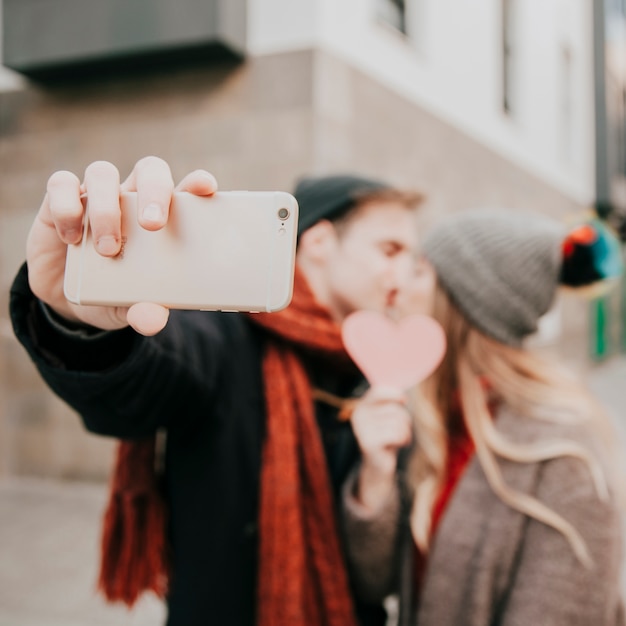Unscharfe Paare, die selfie auf Smartphone nehmen