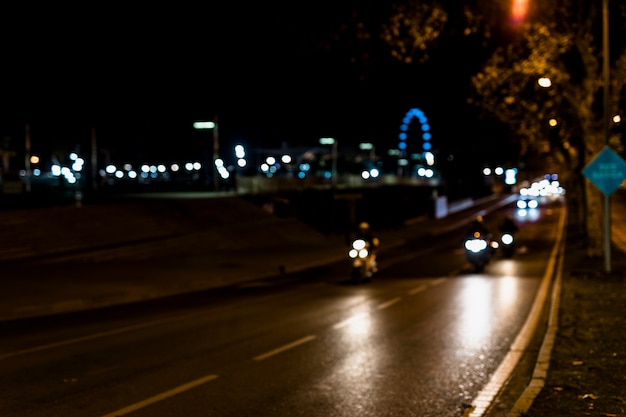 Unscharfes warmes Licht auf Stadt in der Nacht