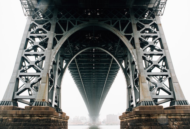 Unten Aufnahme der Brooklyn Bridge in New York