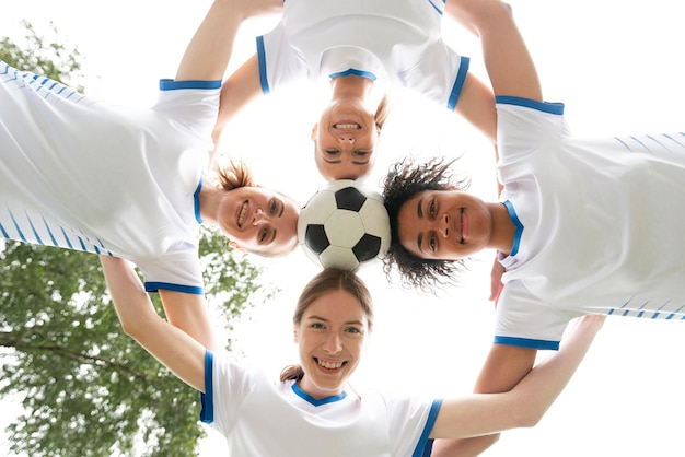 Unteransicht glückliche Frauen, die Ball halten