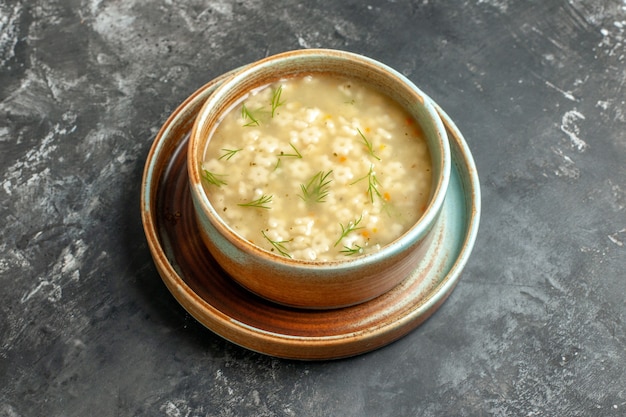 Unteransicht Sternsuppe in Schüssel auf dunklem Hintergrund