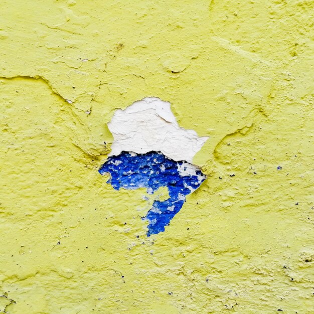Unterbrochene gelbe Wand mit Blau