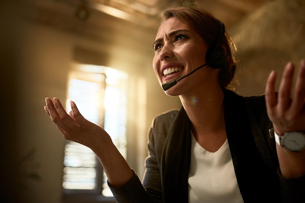 Kostenloses Foto untere ansicht einer verärgerten geschäftsfrau, die einige probleme bei der arbeit im büro hat