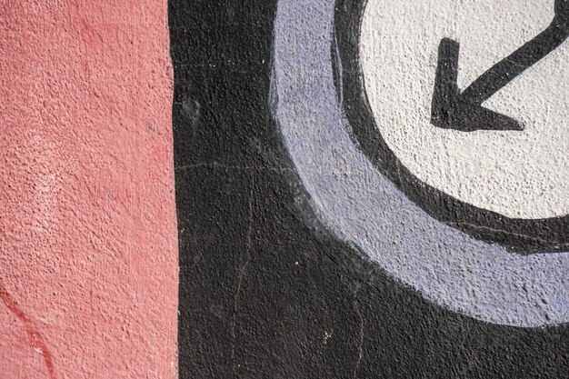 Untere Graffiti mit Pfeil und Schwarz mit rotem Hintergrund