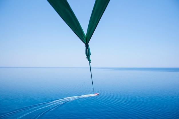 Kostenloses Foto unterhaltung mit dem schnellboot und fallschirm