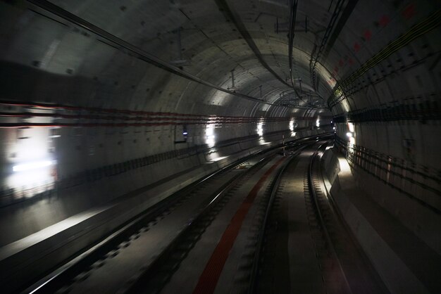 Unterirdischer Tunnel mit zwei Spuren