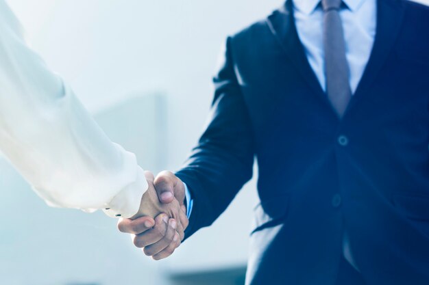 Unternehmens-Handshake zwischen Partnern