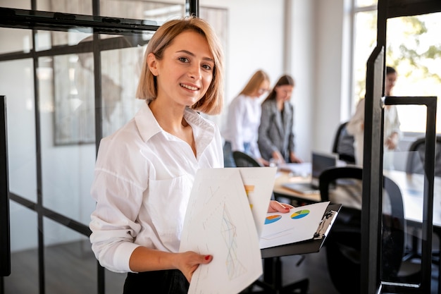 Kostenloses Foto unternehmensmitarbeiter, der pläne überprüft