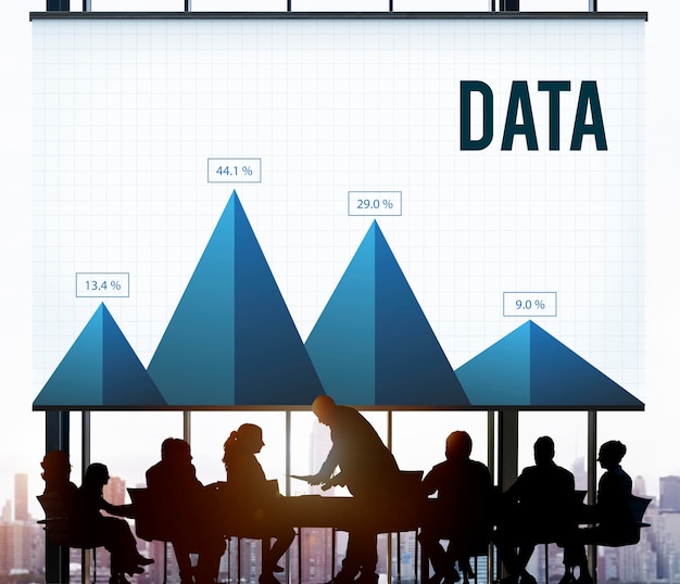 Unternehmensstatistiken und daten werden bei besprechungen analysiert