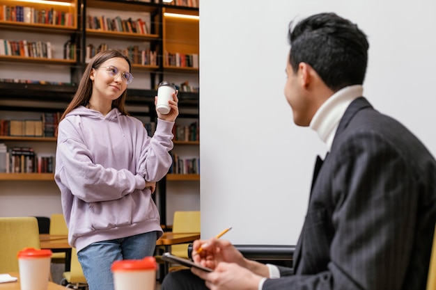 Kostenloses Foto unternehmertreffen im büro