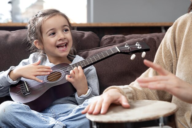 Unterricht auf einem Musikinstrument. Kinderentwicklung und Familienwerte. Das Konzept der Freundschaft und Familie der Kinder.