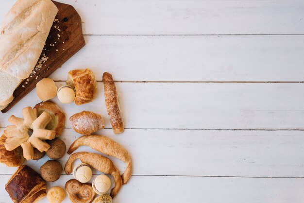 Unterschiedliche Bäckerei zerstreut auf Holztisch