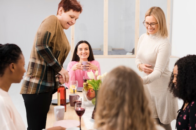Unterstützung von Frauen, die Zeit miteinander an einem Tisch verbringen