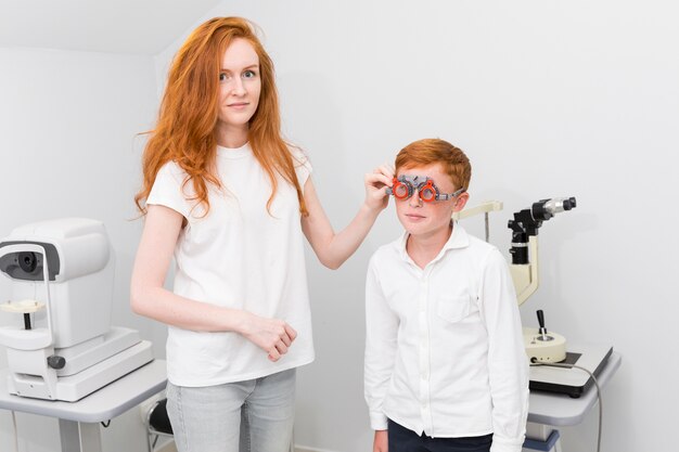 Untersuchungsaugen des weiblichen Augenarztes des Jungen in der Klinik