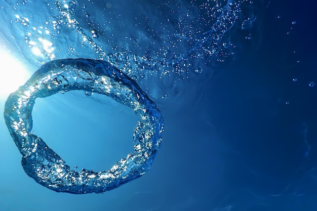 Kostenloses Foto unterwasser-bubble-ring steigt zur sonne auf