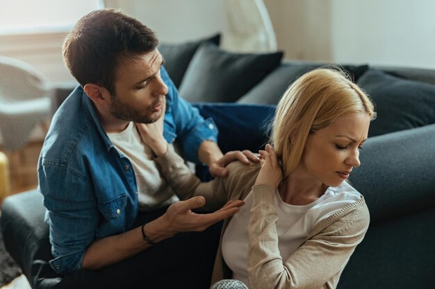 Unzufriedene Frau, die sich weigert, mit ihrem Freund zu sprechen, während sie sich zu Hause streitet