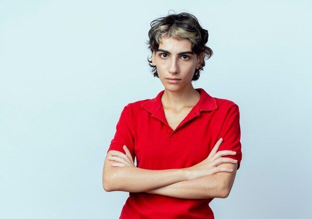 Unzufriedenes junges kaukasisches Mädchen mit Pixie-Haarschnitt stehend mit geschlossener Haltung lokalisiert auf weißem Hintergrund mit Kopienraum