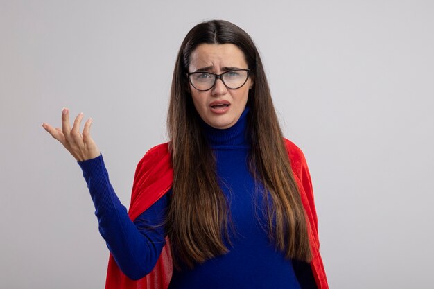 Unzufriedenes junges Superheldenmädchen, das eine Brille trägt, die Hand lokalisiert auf Weiß erhöht