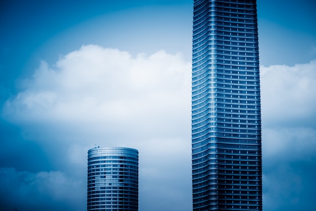 Kostenloses Foto up blick wolkenkratzer mit skyline