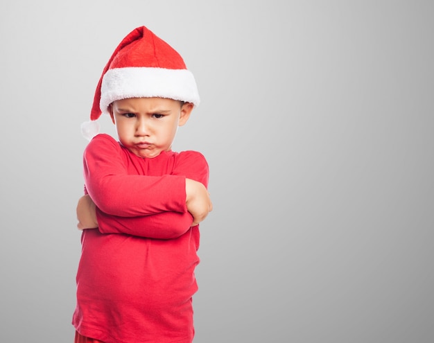 Upset kleinen Jungen tragen Weihnachtsmann-Hut