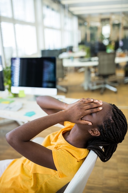 Upset weibliche Grafikdesigner im Büro