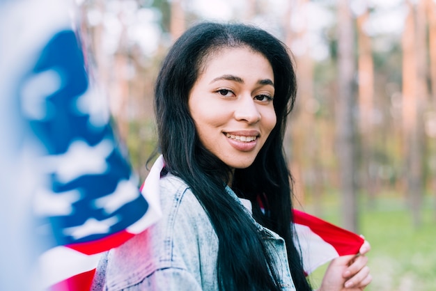 Ureinwohnerfrau mit USA-Flagge