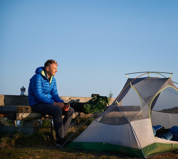 Urlaub eines alleinstehenden Wanderers im Freien auf dem Campingplatz