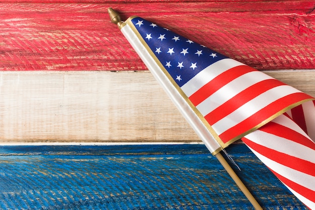 USA-Flagge auf Blau und Rot malte Holzplanke