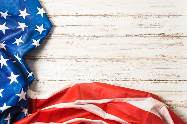 USA-Flagge mit Sternenbanner auf weißem Plankenschreibtisch