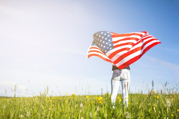USA-Unabhängigkeitstagkonzept mit Frau auf Gras