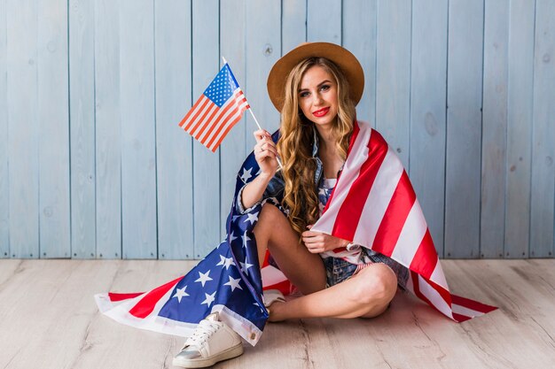USA-Unabhängigkeitstagkonzept mit sitzender Frau
