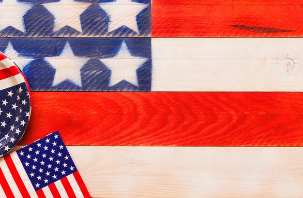 USA-Unabhängigkeitstagzusammensetzung mit copyspace und amerikanischen Flaggen