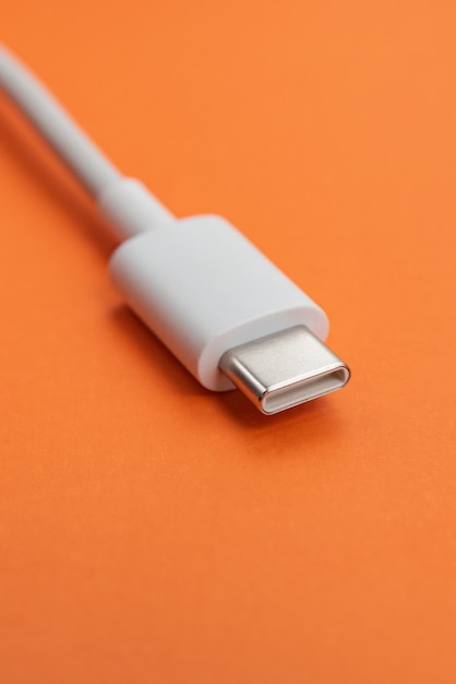 USB-Kabel Typ C über orangem Hintergrund