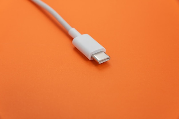 USB-Kabel Typ C über orangem Hintergrund