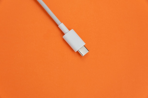Kostenloses Foto usb-kabel typ c über orangem hintergrund